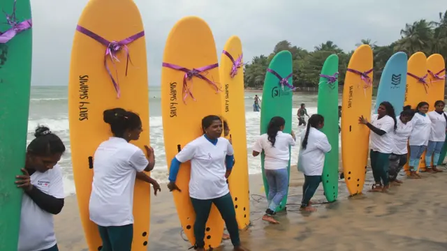 கடலில் அலை சறுக்கில் அசத்தும் இலங்கை பெண்கள்