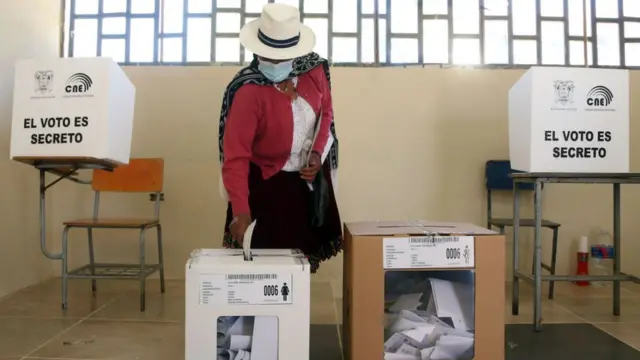 Una mujer votando en las elecciones de Ecuador.