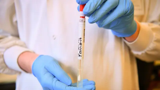 Mulher segurando pipeta