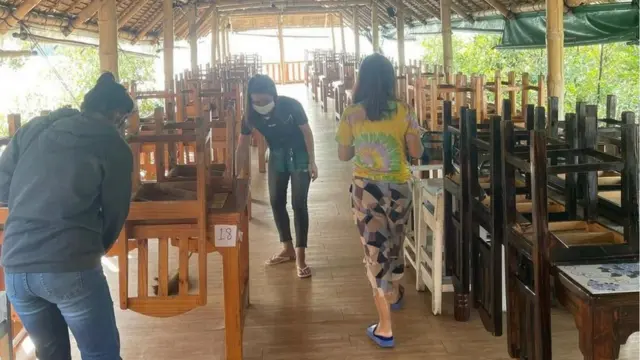 แรงงานต่างชาติกำลังช่วยกันทำความสะอาดภายในร้านกินกับก้อย ซึ่งจำต้องปิดบริการตั้งแต่วันที่ 20 ธ.ค. - 3 ม.ค. ตามมาตรการป้องกันโรคโควิด-19