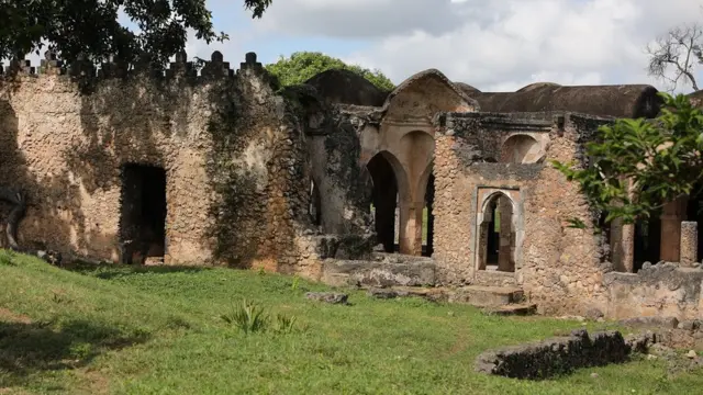 Msikiti mkuu ambao umejengwa juu ya jengo lingine chini