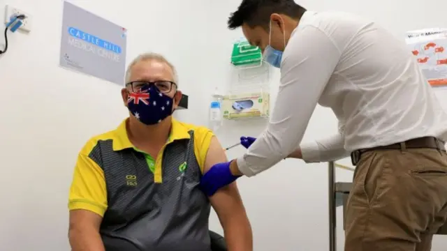 Момент, когда Скотту Моррисону ставили прививку от коронавируса, был показан по телевидению.