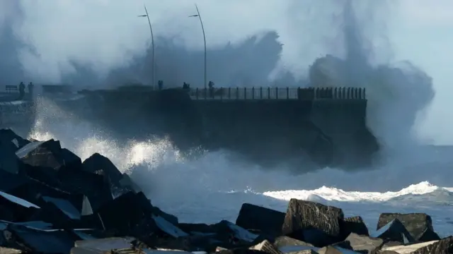 Badai menerpa San Sebastian, Basque, Spanyol, pada 11 Desember 2017.
