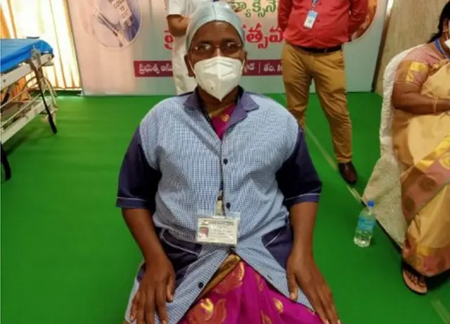 ఆంధ్రప్రదేశ్‌లో మొట్టమొదటి వ్యాక్సిన్ వేయించుకునే వైద్య ఆరోగ్య శాఖ స్వీపర్ బి.పుష్పకుమారి. విజయవాడ ఆసుపత్రిలో ఆమెకు వ్యాక్సిన్ వేశారు.