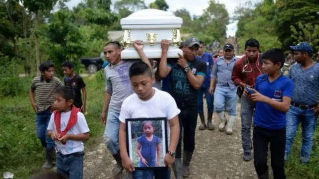 Thi thể của Jakelin Caal, một trong sáu trẻ di cư thiệt mạng, được chôn cất tại quê nhà của cô bé ở Guatemala