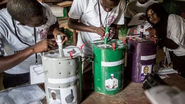 Kuusha lagu codeeyo ee lagu rido fustooyinka ay ku kala xardhan yihiin magacyada musharraxiinta