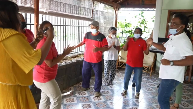 La présidente de joie de vivre Universelle avec les patients membres de l'association caritative