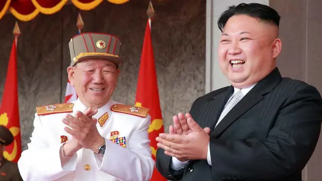 సైనికాధికారితో కిమ్ జోంగ్ ఉన్