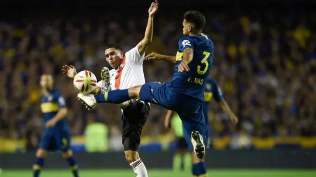 Boca v River maçında oyuncuların mücadelesi