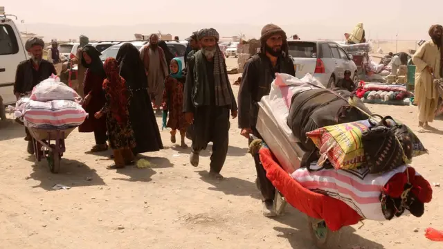 Afganos llevan sus posesiones en carretilla hasta la frontera