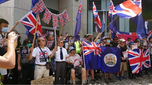 示威者在英国领事馆门外请愿。