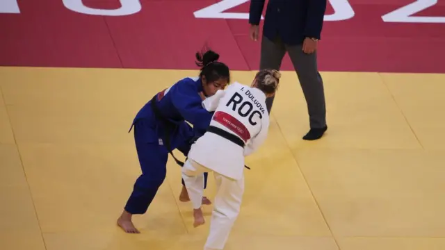 सोनिया भट्ट (निलो रङको लुगामा)