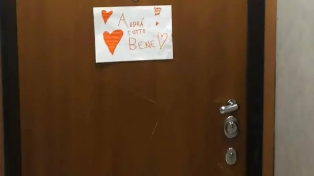 " Andrà tutto bene" أي "سيكون كل شيء على ما يرام".