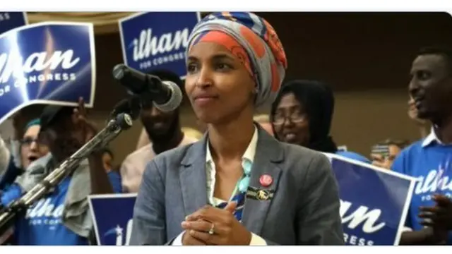 إلهان عمر أثناء حديثها في حملتها الانتخابية