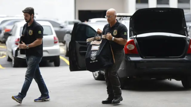 Policiais federais com material recolhido no Rio na Operação Vício, etapa da Lava Jato