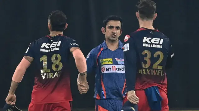 ګوتم ګمبیر له ویراټ کوهلي سره د روغبړ په حال کې