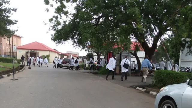 Student doctors wey dey for LASUTH