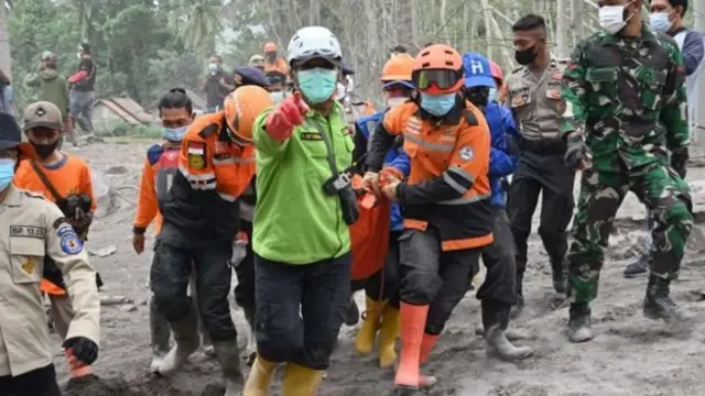 Tim SAR dan aparat gabungan mengevakuasi jenazah korban letusan Gunung Semeru di Desa Sumberwuluh, Lumajang, 6 Desember 2021.