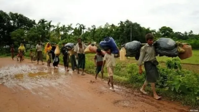 রোহিঙ্গারা সহিংসতা থেকে বাঁচতে বাংলাদেশে পালিয়ে যাচ্ছে