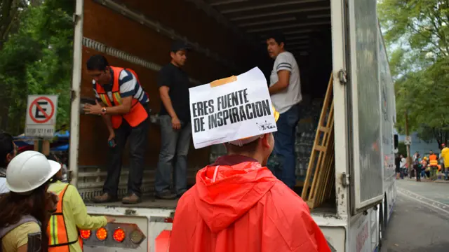 Voluntarios durante el terremoto de México