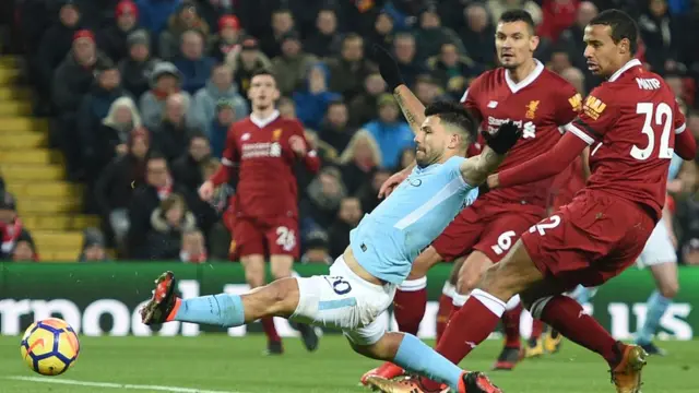 Sergio Agüero en el partido contra Liverpool