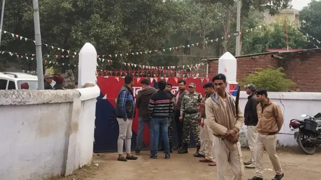 थाने के बाहर का नज़ारा