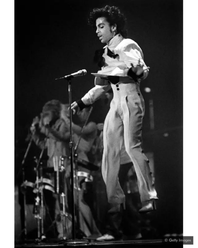 На почетку Sign O'The Times Принс говори о стању нације - у насловној песми се налази стих о „великој болести кратког имена"