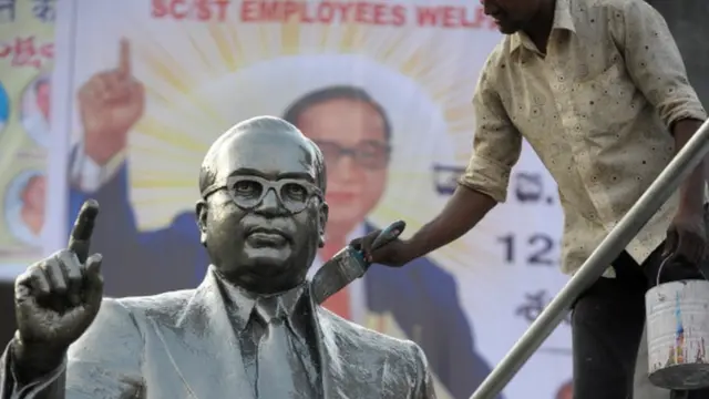 डॉ. अंबेडकर की मूर्ति