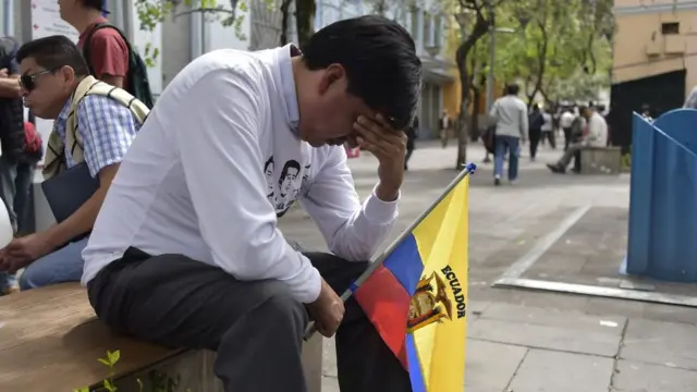 Una persona con la cabeza gacha.