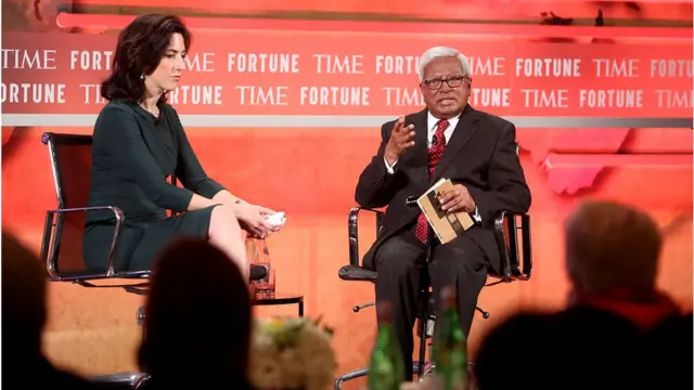 ২০১৬ সালে রোমে টাইম ম্যাগাজিনের সহকারী ম্যানেজিং এডিটর রানা ফরুহারের সঙ্গে এক অনুষ্ঠানে স্যার ফজলে হাসান আবেদ।