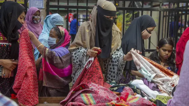 Perempuan di Bangladesh membeli baju