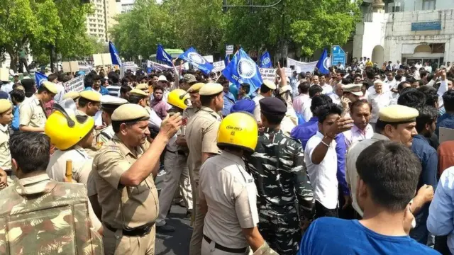 પ્રદર્શન કરનારા લોકો.