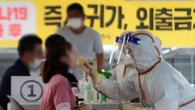 정부는 전날 현행 거리두기를 내달 3일까지 한 달 더 연장했다.