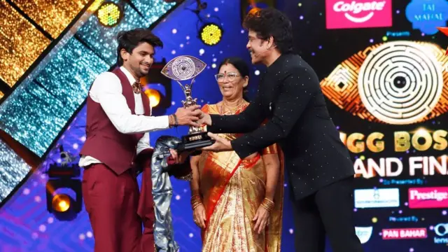బిగ్ బాస్ విజేత సన్నీకి ట్రోఫీ అందిస్తున్న నాగార్జున Biggboss 5 Telugu winner