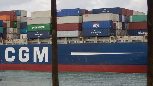 중국은 2010년부터 자국 내 희토류 수출량을 감축하며 희토류를 전략적으로 활용하려는 움직임을 보였다