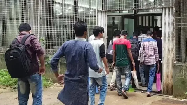 ঢাকা বিশ্ববিদ্যালয়ের কেন্দ্রীয় লাইব্রেরিতে প্রচুর তরুণ বিসিএস পরীক্ষার প্রস্ততি নিতে সময় কাটান