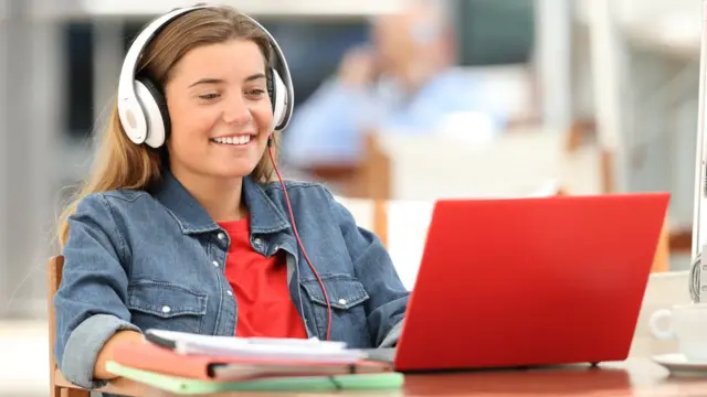 Adolescente frente a computador