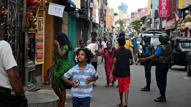 குண்டு வெஇப்பு நடந்த வீதி