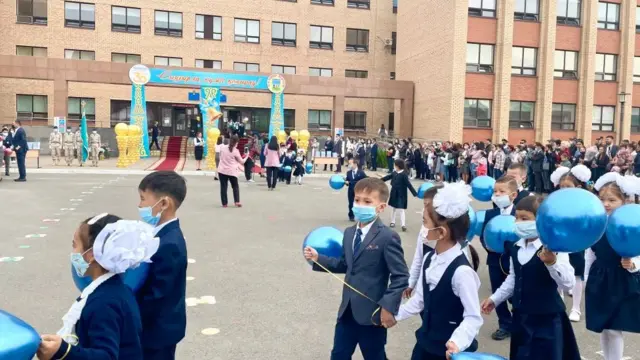 Қозоғистон мактабидаги ўқувчилар