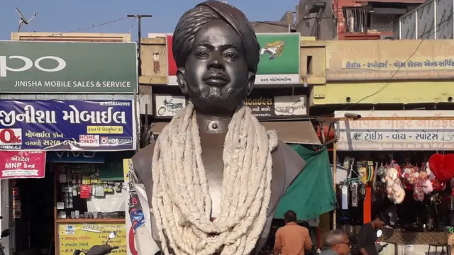 અમદાવાદના કલાપીનગરમાં આવેલી કવિ કલાપીની પ્રતિમા