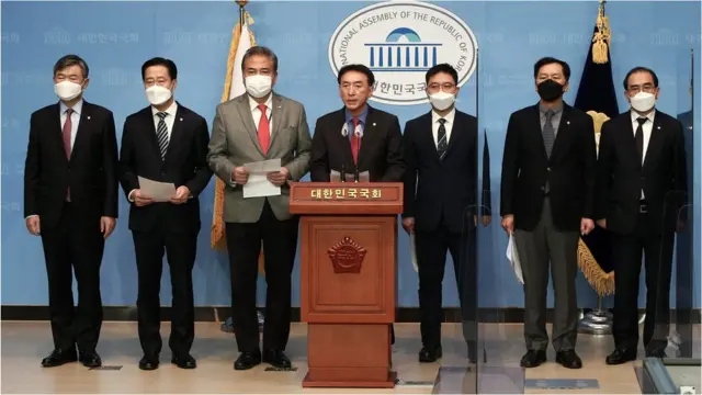 국회 외교통일위원회 소속 국민의힘, 국민의당 의원들이 2일 서울 여의도 국회 소통관에서 대북전단지살포금지법과 관련해 기자회견을 하고 있다