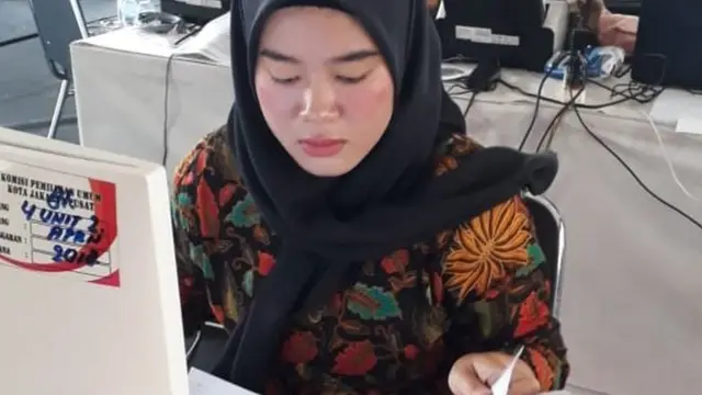 Para petugas situng di Jakarta pusat bekerja di tenda.