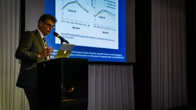 Médico Cingolani participando de evento