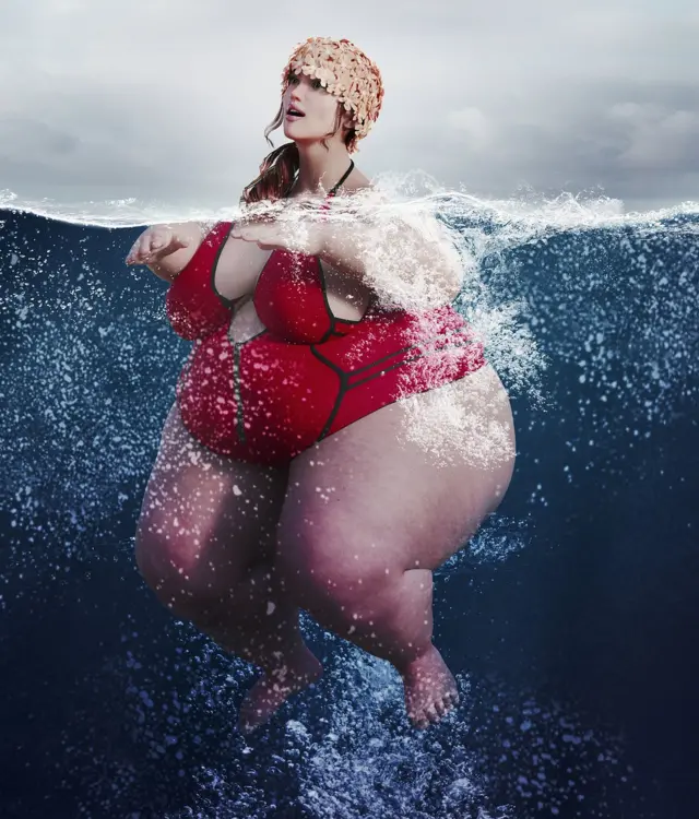 Une fille qui semble plus grosse sous l'eau