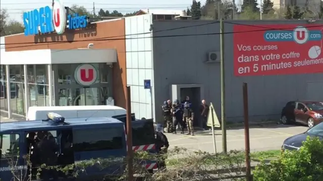 Policiais do ladocodigos da betanoforacodigos da betanosupermercado na França