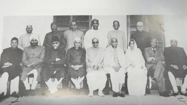 આઝાદ ભારતનું પહેલું કેન્દ્રીય પ્રધાનમંડળઃ (ડાબેથી ઉભેલા) એન. વી. ગાડગિલ, કે. સી. નિયોગી, બી.આર. આંબેડકર, એસ. પી. મુખર્જી, એન.જી. આયંગર, જયરામદાસ અને દોલતરામ (ડાબેથી બેઠેલા) આર. એ. કિદવઈ, દેશના પહેલા ગવર્નર જનરલ સી. રાજગોપાલાચારી, સરદાર પટેલ, અમૃત કૌર, જોન મથાઈ અને જગજીવન રામ.