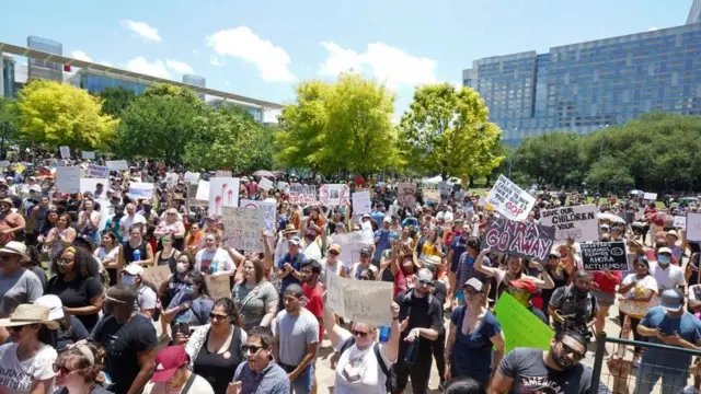 অনুষ্ঠানের ভেন্যুর বাইরে শত শত বিক্ষোভকারী ন্যাশনাল রাইফেল অ্যাসোসিয়েশনের বিরুদ্ধে বিক্ষোভ প্রদর্শন করেন।