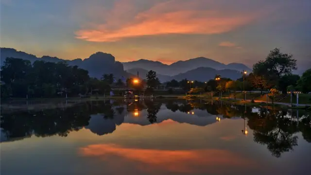 Matahari terbenam di Gua Musang, Malaysia.