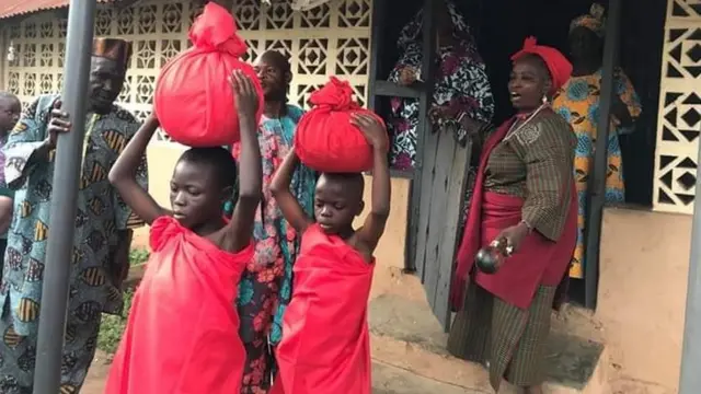 Awọn oloriṣa Sango pẹlu awọn Arugba Sango nibi ajọdun Sango nilu Ọyọ