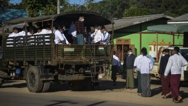 ပြင်ဦးလွင်မြို့ရှိ စစ်တက္ကသိုလ်ဗိုလ်လောင်းများ၊ တပ်မိသားစုများနဲ့ ပြည်သူများ မဲပေးစဥ်